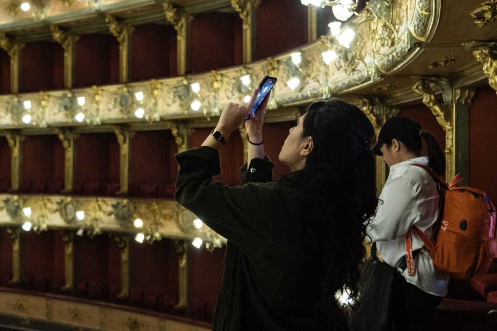 Vitante al Teatro Colón con celular en la mano