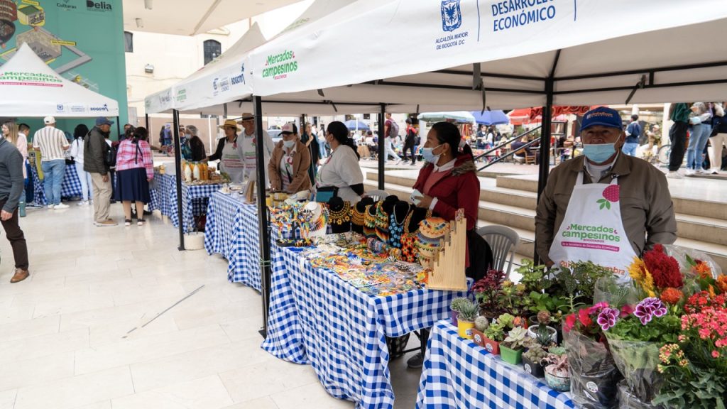 La plazoleta del Centro Nacional de las Artes será el escenario del último mercado campesino del año, una jornada que cada mes llena este espacio de sabores, frescura y tradición. A mercar con ritmo es una iniciativa en donde, agricultores, cocineros y artesanos ofrecen sus mejores productos sin intermediarios: desde frutas y verduras recién cosechadas hasta platos tradicionales y conservas caseras.